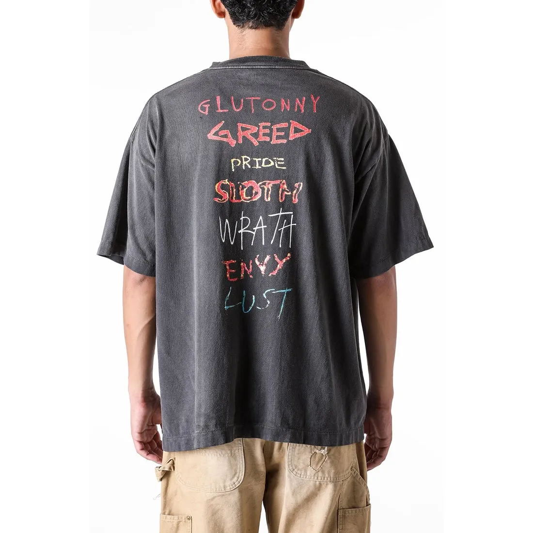 SAINT Mxxxxxx SEVEN DEADLY SS TEE/BLK Phantom SAINT Seven Deadly Sins Printed TEE Washed Black S-XL Look for cylindrical fabrics with no side seams. Don’t buy open width fabrics anymore. It’s boring. Assute garments are dyed. The whole piece is sprayed with Ma Liu. Then spray the heavy parts to fade. The collar and cuffs are frayed. Many hangings are frayed. Accessories are complete. Customized original consistent main mark/wash mark/little angel anti-counterfeiting mark.